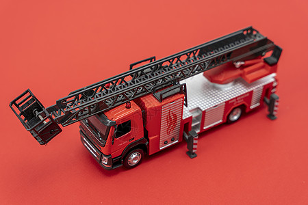 红色背景的玩具消防车 救急车图片