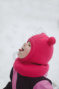 冬天天吃雪的有趣小女孩 孩子感冒和感冒的概念 在雪中舌头公园闲暇快乐女孩孩子们季节冻结喜悦女性童年图片