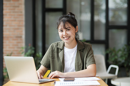 年轻的亚洲女商务人士或在线使用计算机笔记本电脑的学生导师训练员工会议网上购物实习生人士老师技术营销图片