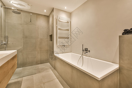 洗手间 用浴缸 水槽和淋浴奢华血管桌子浴室装饰住宅财产公寓建筑学家具图片