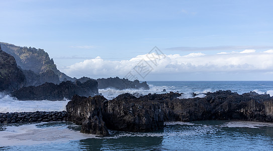 狂风大浪和尖锐的悬崖海洋多云石头白色泡沫冲浪风暴天气力量黑色图片