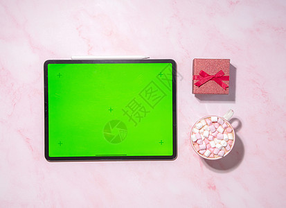 红色盒装绿色屏幕礼品的平板纸和加棉花糖的卡布奇诺咖啡杯图片
