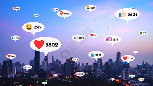 社交媒体的图标飞过市区市中心 展示人民之间的对等关系社会商业技术全球互联网络城市社交网络电脑手机营销图片