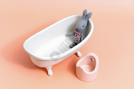 洗手间玩具和浴缸 还有娃娃屋的便壶 小兔子在洗澡呢孩子儿童家具如厕样板房教育家居兔子打扫喜悦图片