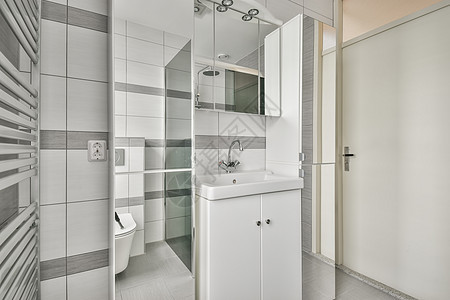 一个小浴室 有水槽和厕所奢华厨房洗手间公寓风格木头淋浴财产房子桌子图片