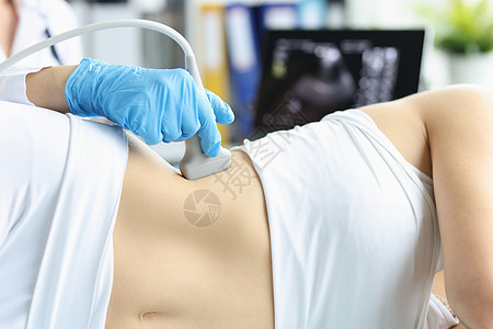 妇女对诊所的肾脏和内器官进行超声波检查图片
