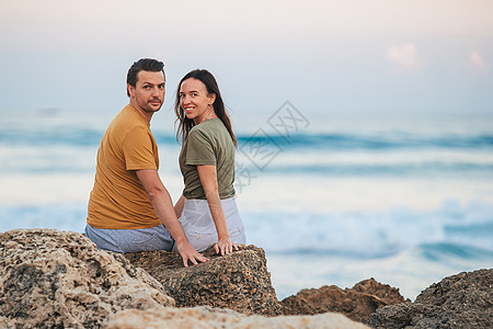日落时在佛罗里达海滩度假的年轻夫妇海岸旅行女士女孩支撑热带乐趣丈夫阳光微笑图片