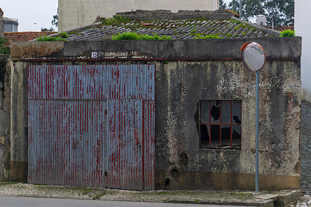 废弃的葡萄牙城镇车库图片