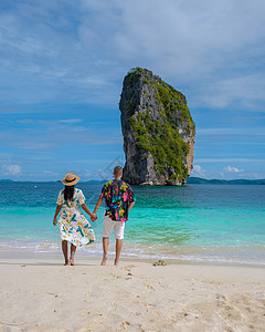 泰国 亚洲女性和欧洲男性在泰国Krabi热带海滩上行走图片