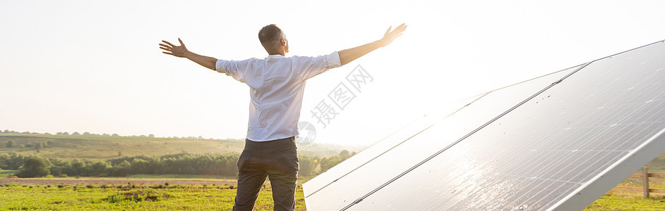 年轻的工程师正在检查太阳的运行和光伏太阳能电池板在日落时的清洁度 概念 可再生能源 技术 电力 服务 绿色 未来农业晴天男人电工图片