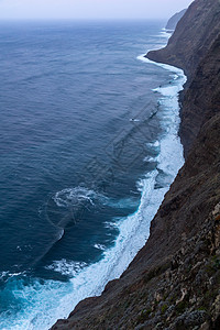 夕阳观视海洋和岩石的美丽背景全景地平线海浪悬崖天空紫色海岸线蓝色场景力量图片