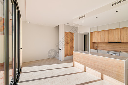 带橱柜设计内饰的轻型模块化厨房 采用白色和浅棕色制成 阳光照亮了新的现代厨房用具 带大理石台面和蜂蜜橡木家具的白色厨房单元风格房图片