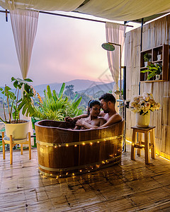 一对夫妇男女在泰国北部的一家住宅区的浴缸里洗澡农场场地薄雾国家假期女性家庭稻田圣诞旅行图片