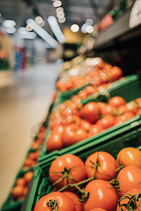 装箱的新鲜红番茄 超市货架上卖的蔬菜 天然食品图片