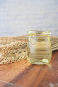 桌上小麦食用油瓶的顶部视图植物黄色桌子金子粮食叶子谷物液体瓶子食物图片