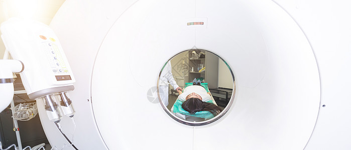 有一位女性病人的放射科医生 在计算断层造影室电脑医院疾病考试诊断核磁共振机器实验室监控测试图片