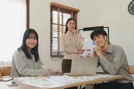 年轻的亚洲人开始在创意办公室工作的新业务 现代创业团队 同事 ui ux 启动小企业网站用户职业网络电脑技术开发商桌子电话反应图片