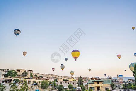 由土耳其卡帕多西亚上空飞来的多彩热气球石头烟囱日出地质学岩石阳光热气球天空旅行编队图片