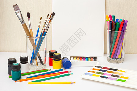 白桌上的画笔和彩色绘画用品 Mock up图片