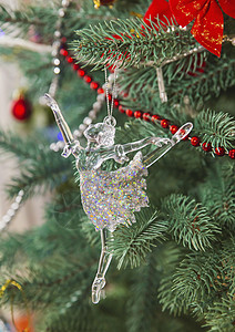 圣诞树上美丽的玻璃芭蕾舞女玩具图片