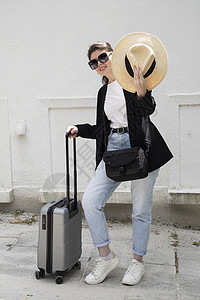 带着手提箱戴眼镜的黑发姑娘去度假了图片