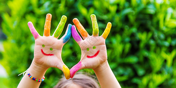 孩子们在夏天的色彩中牵手 有选择地集中精神创造力绘画艺术家横幅手指喜悦学校幼儿园艺术家庭背景图片