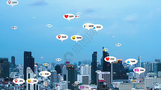 社交媒体的图标飞过市区市中心 展示人民之间的对等关系战略电脑营销办公室人群表情创造力符号技术商业图片