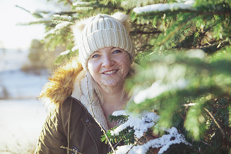 丹麦冬季森林里的漂亮女孩图片
