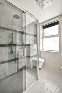 现代洗手间 有淋浴和厕所玻璃房子建筑学窗户案件公寓地面奢华浴室瓷砖图片