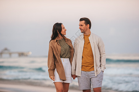 日落时在佛罗里达海滩度假的年轻夫妇乐趣幸福旅行海洋夫妻阳光丈夫热带女孩男人图片