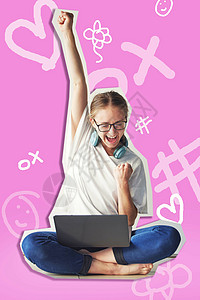 教育 庆祝活动和笔记本电脑与墙纸背景的女学生一起促进学习 计算机 成功和获胜者 一名女大学生在粉红色学习时欢呼图片