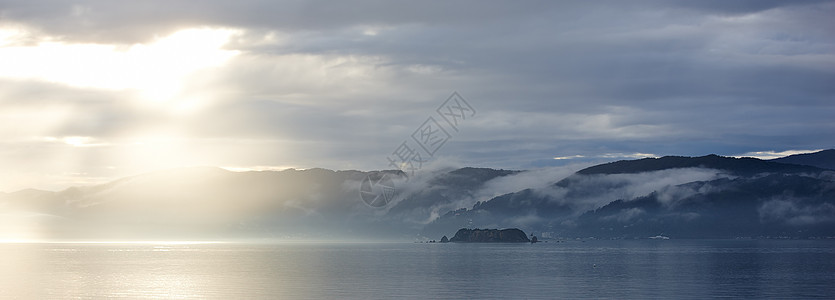 船只 日落 海洋和山脉的照片太阳天空季节商业农村旅行假期活力海滩环境图片