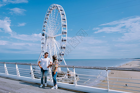 访问荷兰海牙施韦宁根的Ferris轮码头两人参观图片