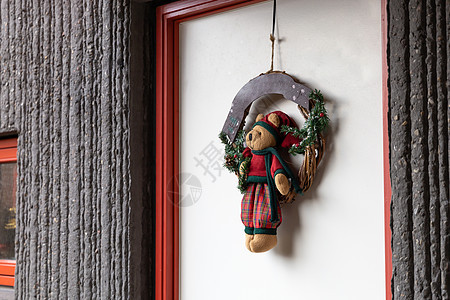 前门的圣诞装饰品 泰迪熊的圣诞花圈图片