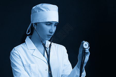 年轻女医生将听诊器挂在颈部上的割切视图 工作室用复制空间拍摄黑色背景的镜头医院工具乐器诊所手臂职业疾病治疗蓝色女士图片