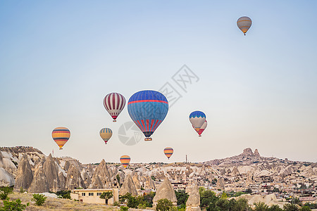 由土耳其卡帕多西亚上空飞来的多彩热气球运输地标内夫山脉旅游日落空气热气球爬坡岩石图片