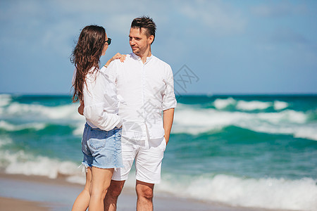 年轻夫妇在沙滩暑假上散步 快乐的男女一起看大海日落女孩海岸自由成人海洋微笑男人乐趣阳光图片
