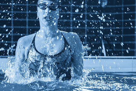 年轻专业游泳运动员在室内游泳池游泳 喷水量很大锻炼运动调子假期闲暇调色活动身体喜悦女孩图片