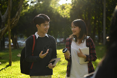 微笑的女大学生在校园里走路 与朋友谈论考试成绩 (一) 参加图片