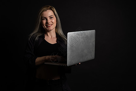 黑人背景有笔记本电脑的妇女商业快乐小样冲浪编程上网网络软件女士展示图片