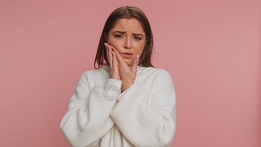 妇女触摸面颊时有牙痛 牙疼洞口腔或腹膜炎 等待牙医预约灵敏度口腔科牙周脸颊女性卫生背景牙齿牙科疼痛图片