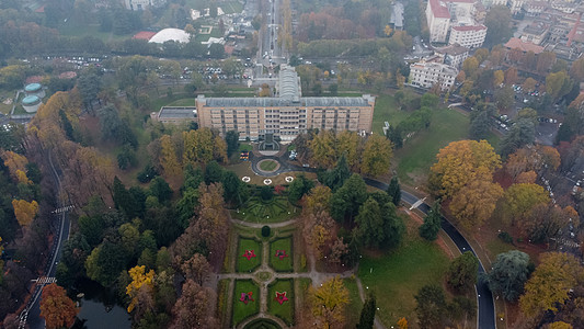 意大利 2022 年 11 月 在雾蒙蒙的秋日早晨 鸟瞰字体温泉建筑城市鸟瞰图橙子市中心商场公园地标图片