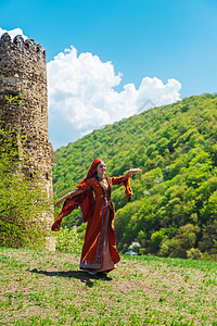 穿着民族服装的格鲁吉亚女孩跳着格鲁吉亚民族舞 选择性的焦点戏服国家宗教艺术女士旅行山脉婚礼毛皮孩子图片