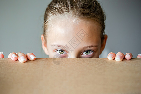 快乐的女孩 美丽的绿眼女孩 在新房子和纸板盒纸板微笑幸福地面纸盒眼睛盒子财产女士包装图片