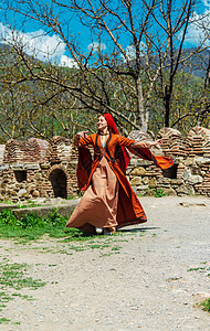 穿着民族服装的格鲁吉亚女孩跳着格鲁吉亚民族舞 选择性的焦点宗教旅游戏服国家房子山脉毛皮男人文化女士图片
