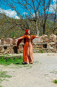 穿着民族服装的格鲁吉亚女孩跳着格鲁吉亚民族舞 选择性的焦点房子旅游女士毛皮微笑民间音乐文化婚礼男人图片