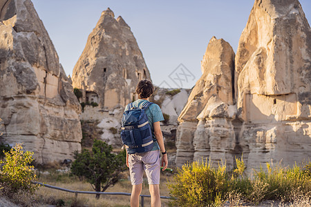 在土耳其热门旅游目的地卡帕多西亚Love Valley的奇特地质构造背景观光客 在全世界爬坡旅行者岩石远足砂岩土地游客女性天空图片