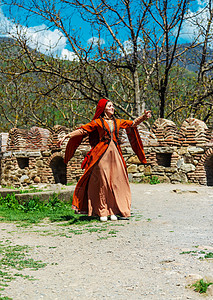 穿着民族服装的格鲁吉亚女孩跳着格鲁吉亚民族舞 选择性的焦点毛皮国家男人横幅音乐文化旅游艺术微笑夫妻图片