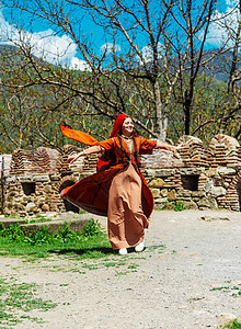 穿着民族服装的格鲁吉亚女孩跳着格鲁吉亚民族舞 选择性的焦点戏服男人音乐艺术夫妻文化房子横幅国家山脉图片
