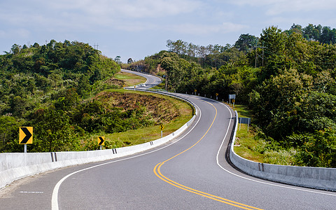 南泰国山区的弯曲道路 南泰国国家公路第3号路标农村旅行驾驶国家爬坡沥青环境曲线冒险山脉图片